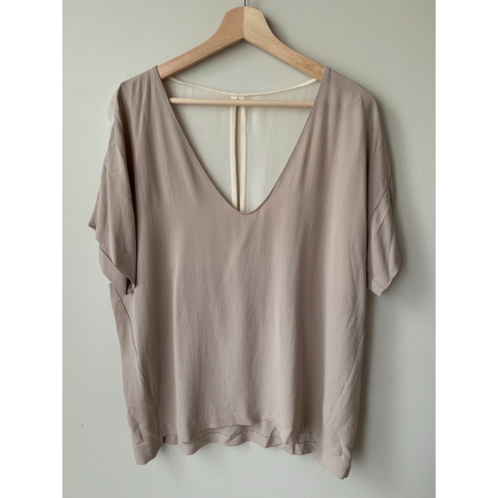 Aritzia • L • Short Sleeve V Neck 100% Silk Crepe Top t. babaton